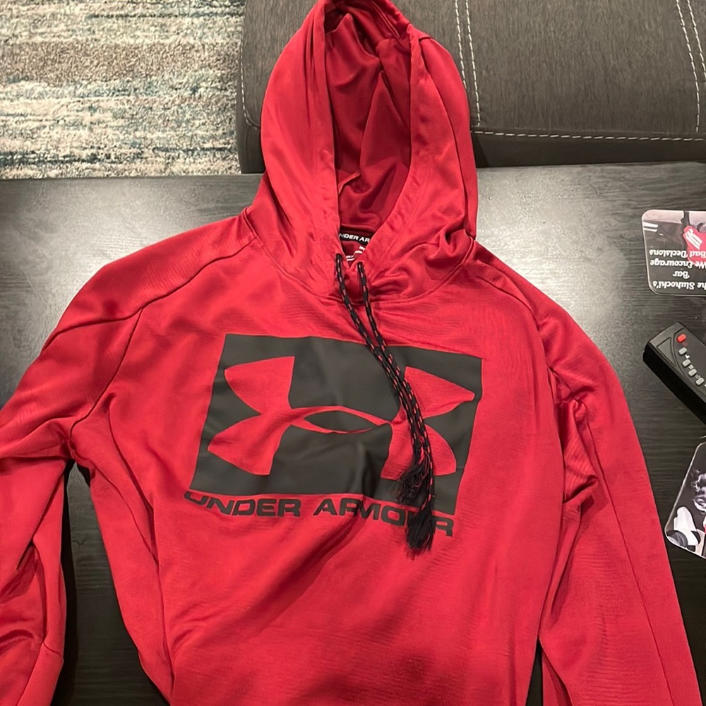 Under Armour red sweater , size medium used good condition, men’s medium